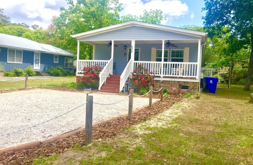 Tranquil Harbour House | Beautiful Beach Getaway! Walk to Beach! Sleeps 6.