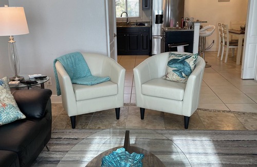 Bay Esplanade House | Beautiful Condo Close to Beach Private Hot Tub & Elevator