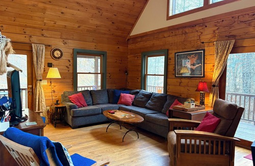 Boone Cabin | Beautiful Riverfront Cabin located on New River, Wi-Fi, Pool Table