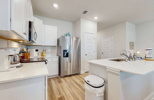 Gulf Breeze Condo | Beautiful townhouse with plenty of space, full kitchen & close to beach
