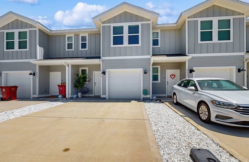 Gulf Breeze Condo | Beautiful townhouse with plenty of space, full kitchen & close to beach