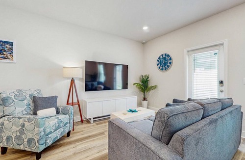 Gulf Breeze Condo | Beautiful townhouse with plenty of space, full kitchen & close to beach