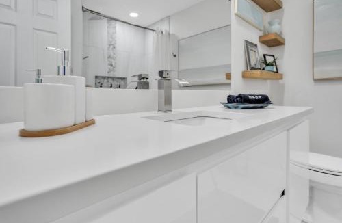 Central Sarasota Apartment | Beautiful Updated 2Bedroom Suite minutes to Downtown, Amazing Beaches, Restaurants, Theaters and MORE