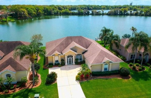 Nichols House | Beautiful Waterfront House for the Family