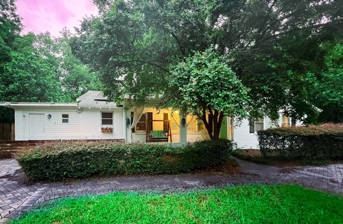Gainesville House | Beautifully Designed Oasis - Blocks to UF Stadium!