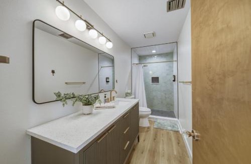 Bayshore Gardens House | Beautifully Renovated 5 Bed 3 Bath Mid Century Home