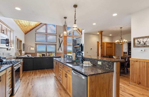 Beech Mountain Cabin | Beech Mountain 6BR Retreat! Pool Table, Shuffleboard, 3 Master Suites & Panoramic Views