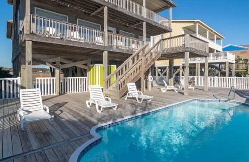 Holden Beach Cottage | Best location on Holden Beach! OCEAN FRONT with a pool and PET FRIENDLY