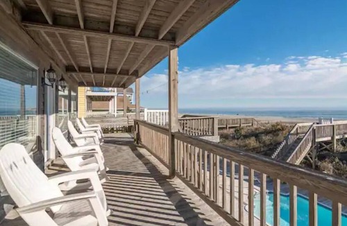 Holden Beach Cottage | Best location on Holden Beach! OCEAN FRONT with a pool and PET FRIENDLY