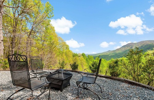Piney Mountain House | Big View, Fire Pit, Cozy and Romantic - Writer's Block by Carolina Properties