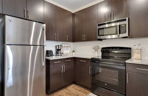 Courier City - Oscawana Apartment | Bleecker 1-430 · Luxury king suite - POOL - GYM - FREE parking - H