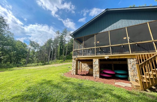 Lansing House | Blessed on the New River - Riverfront, WIFI, Small Dog Friendly, Firepit, Gas Grill, Gas Stove