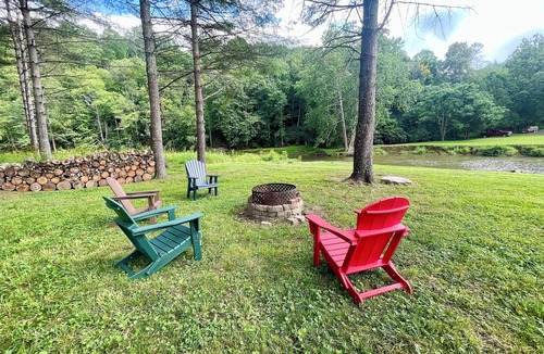 Lansing House | Blessed on the New River - Riverfront, WIFI, Small Dog Friendly, Firepit, Gas Grill, Gas Stove