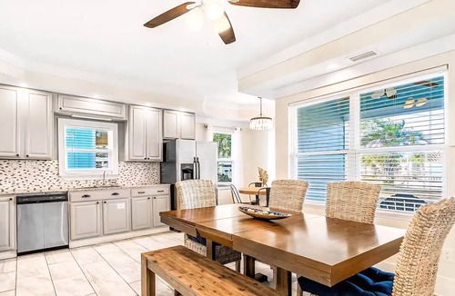Holiday Beach House | Blue Oasis Private Home | 4 Bedrooms Sleeps 9 | Short Walk to the Beach
