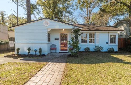 Avondale House | Blue Palm Front Home - Team Joseph Ellen