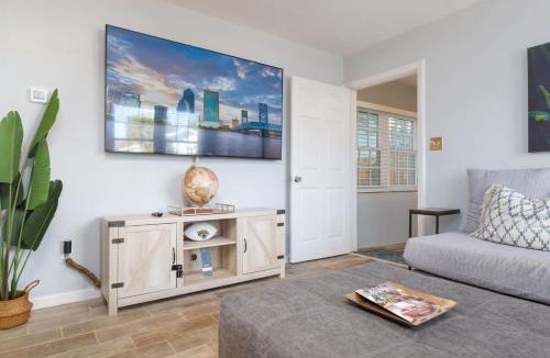 Avondale House | Blue Palm Front Home - Team Joseph Ellen