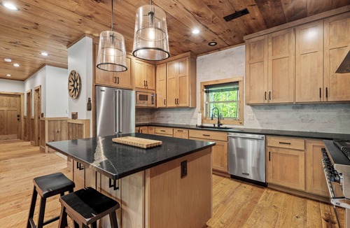 Copperhill Cabin | Blue Ridge Luxury Riverfront Lodge on the Ocoee- 6 En Suites + Bunk Room-2 Acres