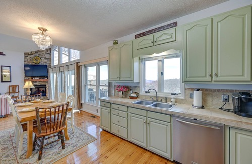 Roaring Gap Cottage | Blue Ridge Mountain Golf Resort Home w/ Views!