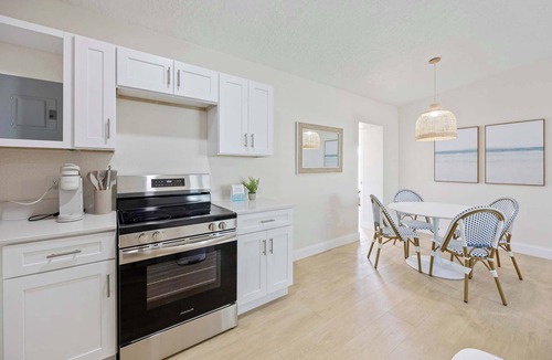 Parsuns To Cocoa Beach Apartment | Boardwalk Beach Bungalows Retreat