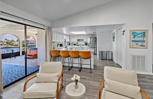 Spring Hill House | Boater’s Waterfront Haven Dock Pool Kayaks