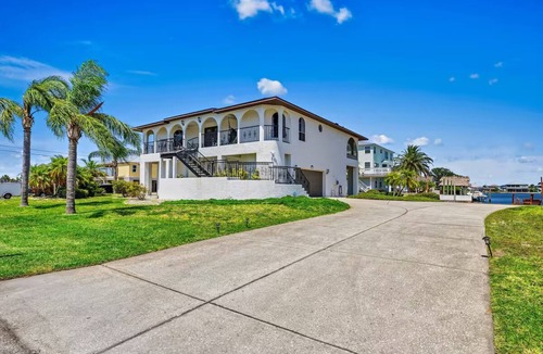 Spring Hill House | Boater’s Waterfront Haven Dock Pool Kayaks