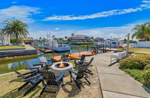 Spring Hill House | Boater’s Waterfront Haven Dock Pool Kayaks