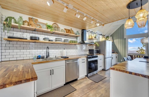 Beech Mountain Ski Chalet | Boho Chalet w/Mountain Views