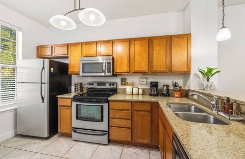 Gainesville Condo | Boho Chic Gated Condo – 2 King Suites, Community Pool, Near UF & Shands