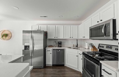 Charleston House | Boho Ferry- Mins from Credit One- Pet Friendly