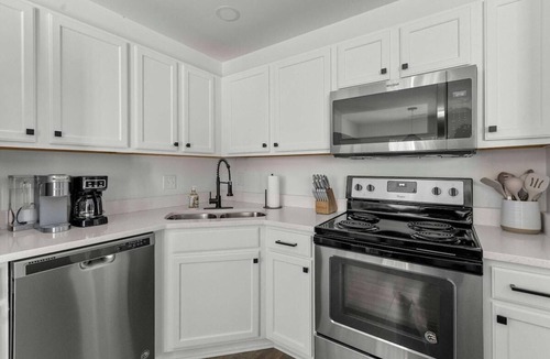 Charleston House | Boho Ferry- Mins from Credit One- Pet Friendly
