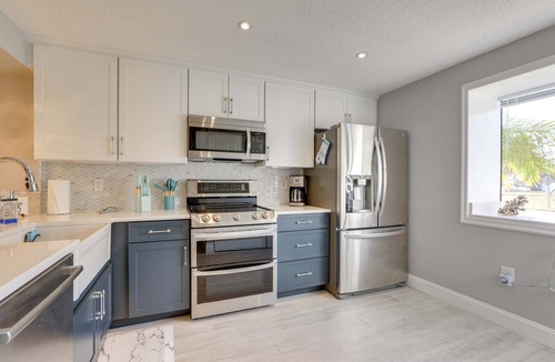 Bradenton Apartment | Bradenton 2BR Condo w/Pool | Minutes to Holmes Beach & AMI