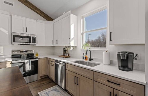 Greer House | Brand new Lux 3 BR Downtown Gem! Pickleball/BB Ct