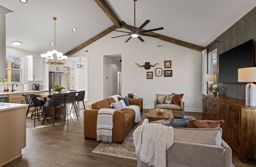 Greer House | Brand new Lux 3 BR Downtown Gem! Pickleball/BB Ct