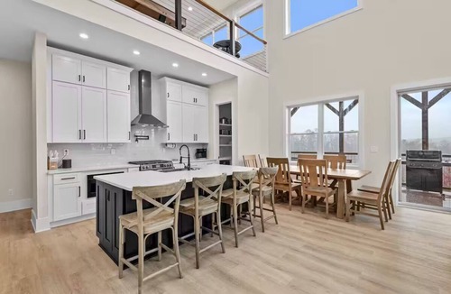 Edens Gate House | Brand-New +VIEWS! Hot Tub, Fire Table, Game Room !