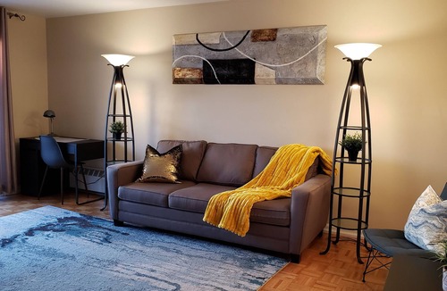 Kitchener Apartment | Bright 2 BR w/KING bed, WiFi, NETFLIX, parking