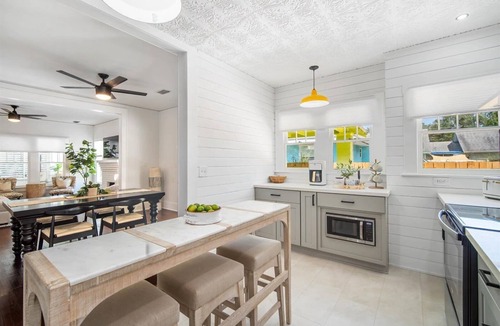 Bradenton House | Bright 2BR Bungalow Near Anna Maria Island & Beaches