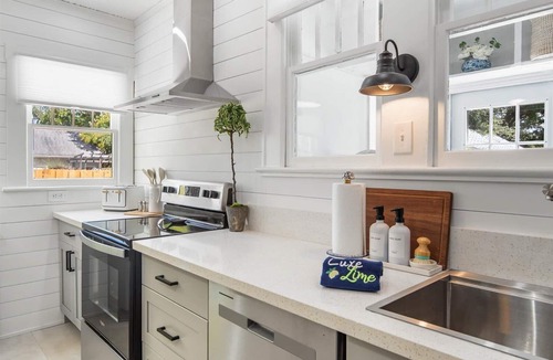 Bradenton House | Bright 2BR Bungalow Near Anna Maria Island & Beaches