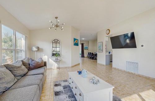 Chatham Park House | Bright 3BR pool home with screened lanai, Jacuzzi & near Disney parks