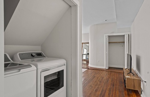 Mount Auburn Condo | Bright and Sweeping Views in OTR Treehouse