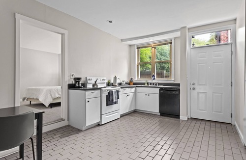 Mount Auburn Condo | Bright and Sweeping Views in OTR Treehouse
