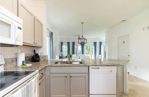 Seasons Villa | Bright Beautiful 3 Bedroom w/community pool near Disney!