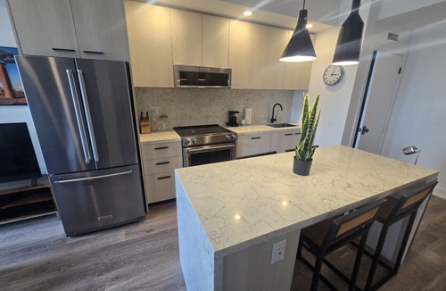Downtown Toronto Apartment | Bright & Comfortable 2B Apartment | Elm Ledbury