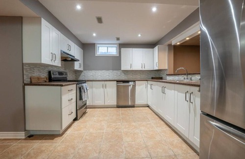 Louth Cottage | Bright Home, Relaxing, lakefront W Sauna & Hottub