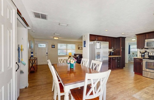 Pinellas Park House | Bright Home with Private Pool High Speed WiFi Firepit Outdoor Bar and Grill