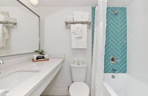 Myrtle Beach Hotel | Bright & Modern Studio 2 Queen Beds 3-Min Walk to Beach