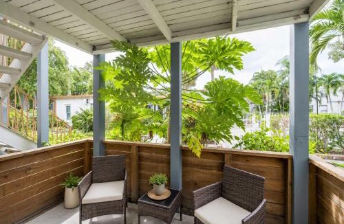 Beach Park Apartment | Bright & Modern Tampa Stay 2 King Beds & Pool