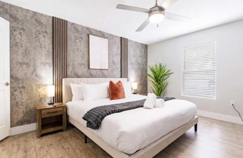 Beach Park Apartment | Bright & Modern Tampa Stay 2 King Beds & Pool