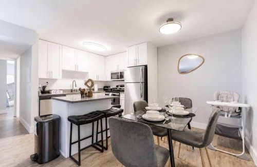 Beach Park Apartment | Bright & Modern Tampa Stay 2 King Beds & Pool