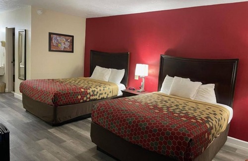 Perry Hotel | Budget-Friendly Perry Room |Free Breakfast, On-Site Parking & Indoor Pool Access
