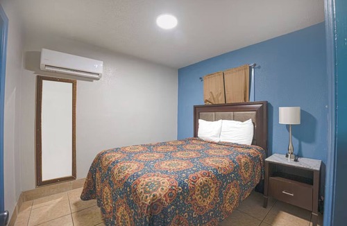 Merritt Island Hotel | Budget-Friendly Clean Room w/Family BBQ Area Close to Local Landmarks